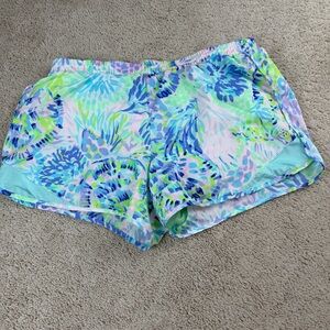 Lilly Pulitzer Luxletic 4" Ocean Trail Shorts In Shell Of A Party Size M